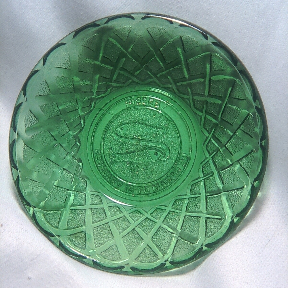 Vtg astrology themed ~Pisces~  Green Glass Bowl With Fish & Dates Zodiac Dish